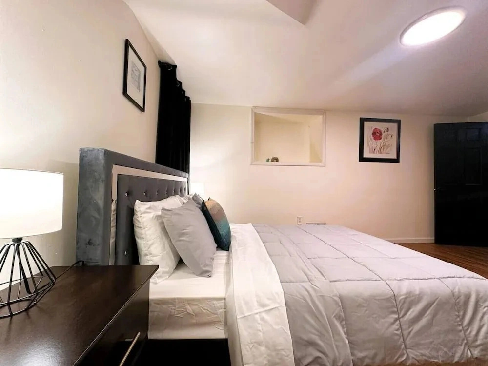 511b Massive 4 Bedroom With Fenced Yard