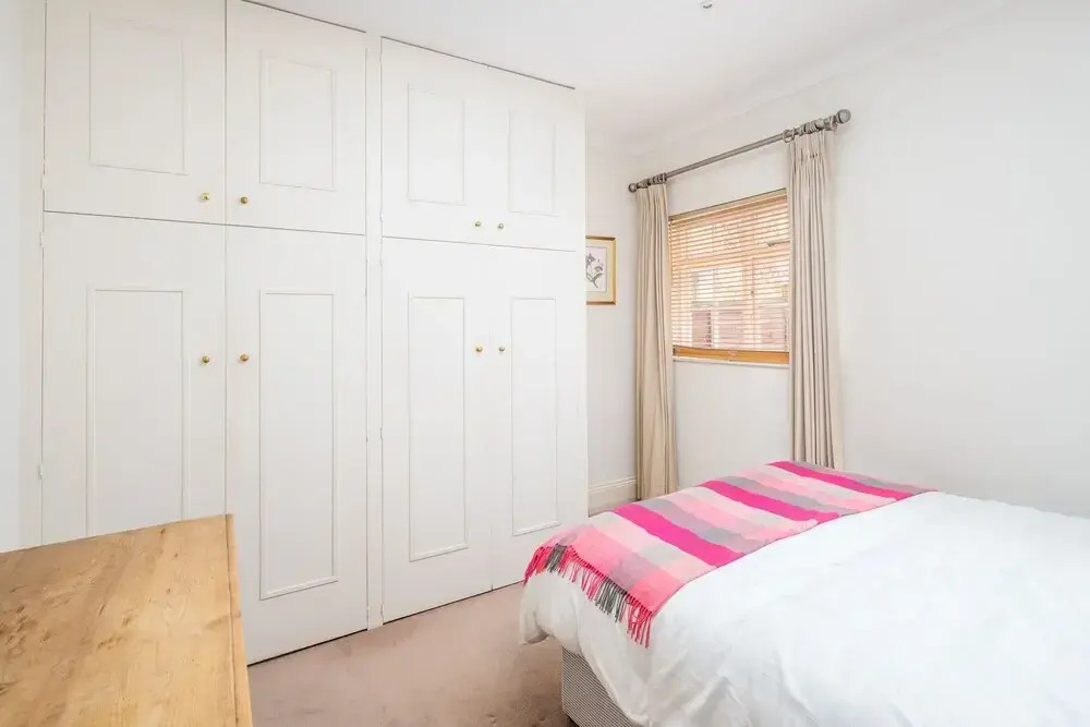 JOIVY Homely 2 Bed Riverside Flat with Patio in Hammersmith