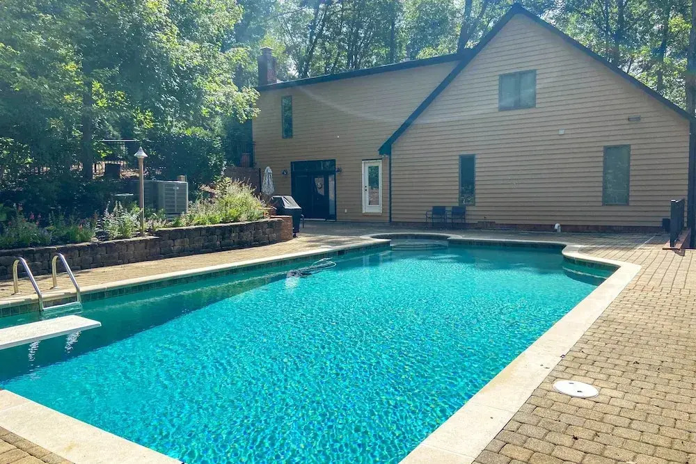 Relax Poolside! Family Getaway in Nashville Area
