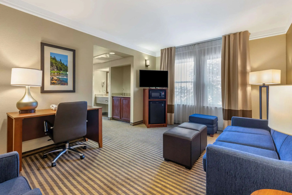 Comfort Suites Visalia - Convention Center