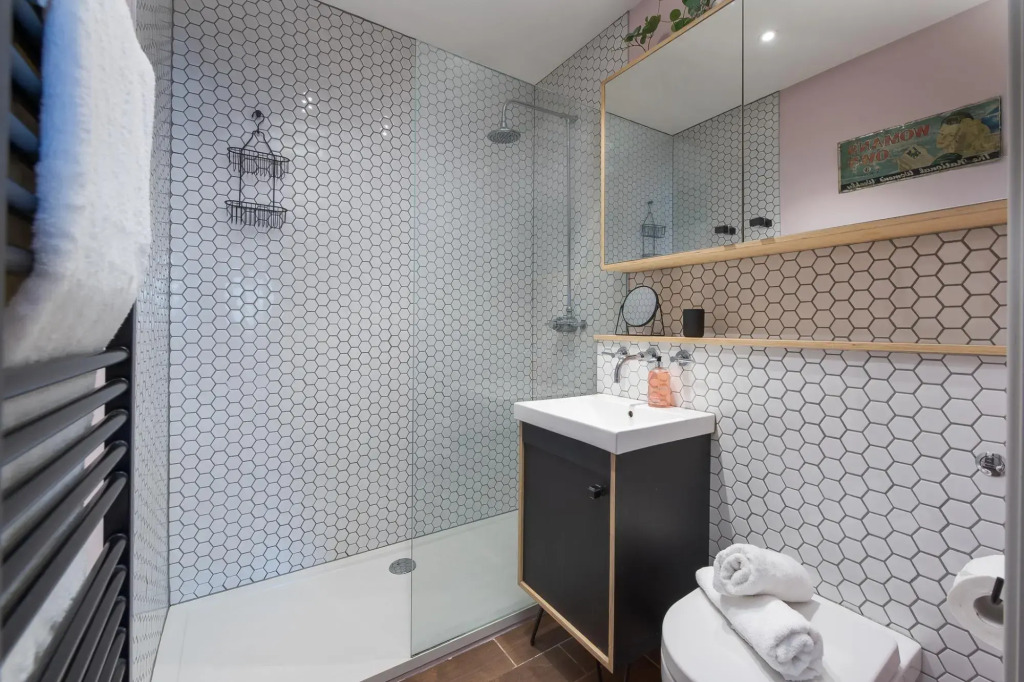 Spacious Fulham Apartment Close to the River by Underthedoormat