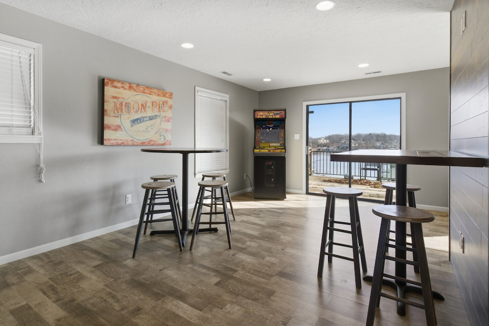 Family-friendly Lakefront Home Near Shorty Pants Bar 21 MM