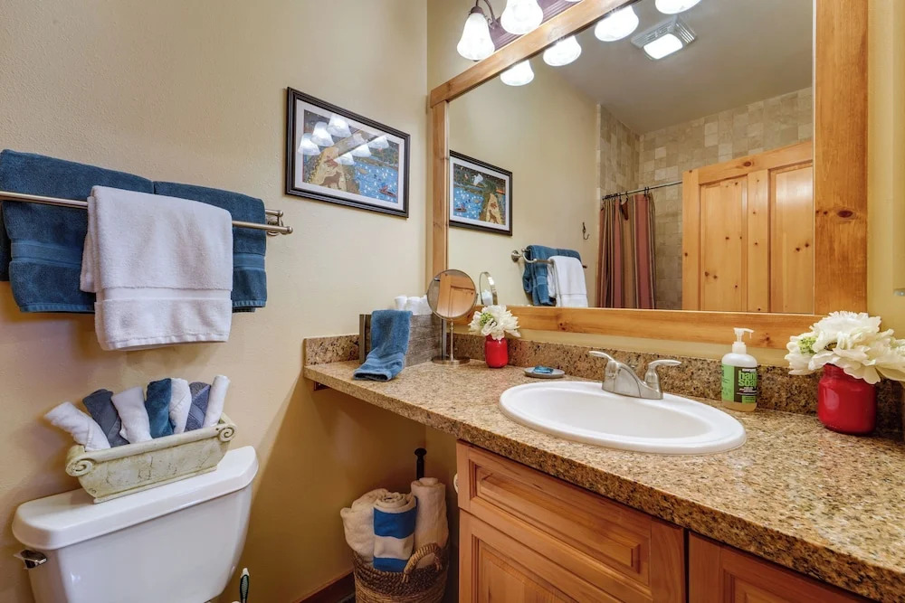 Boulders Truckee Condo Near Donner Lake + Skiing!