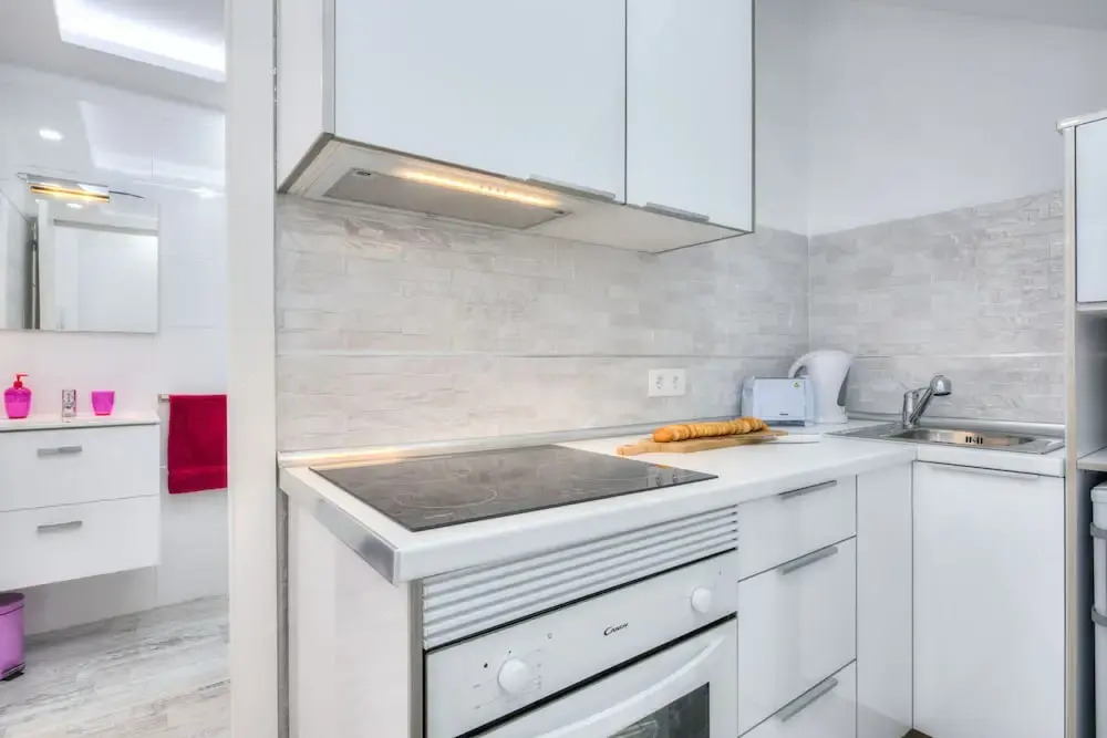 Tidy Little Apartment, Air Conditioning and Pool
