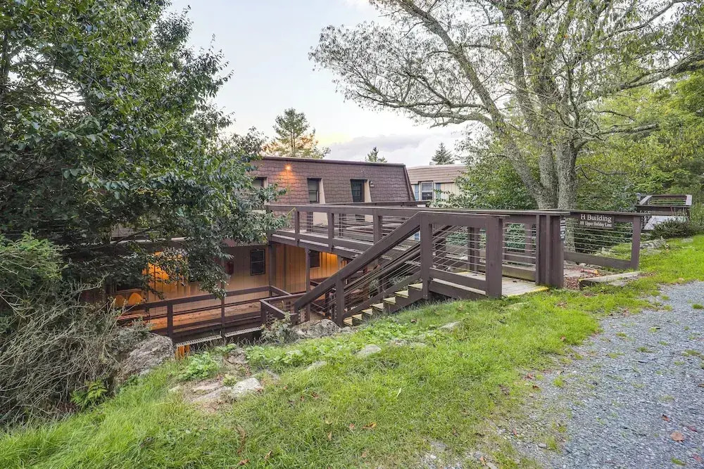 Walk to Slopes! Beech Mountain Condo, Pet Friendly