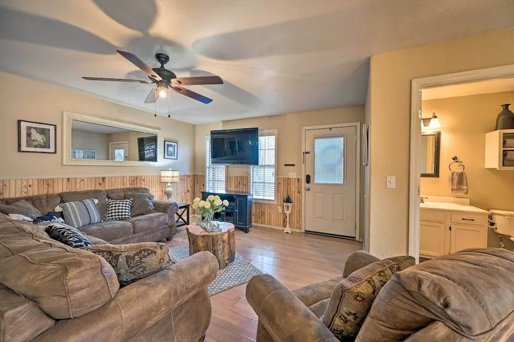 Pet-friendly 'shady Oaks' Broken Bow Gem w/ Patio!