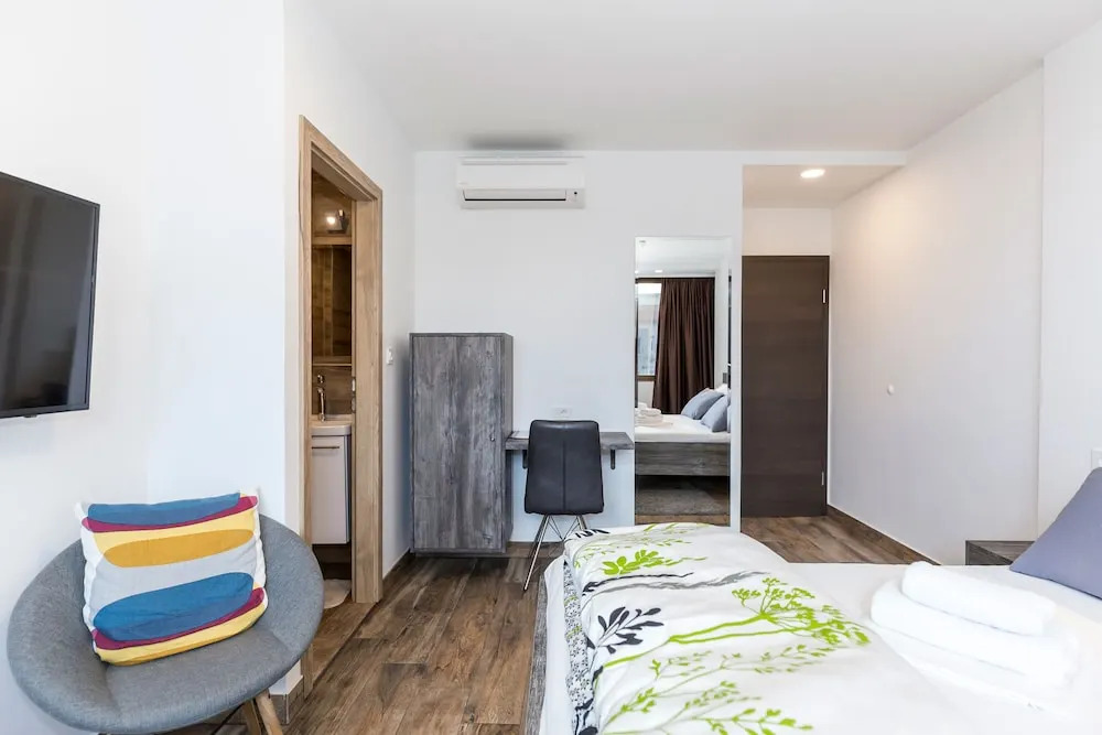 Apinelo Hostel & Apartments