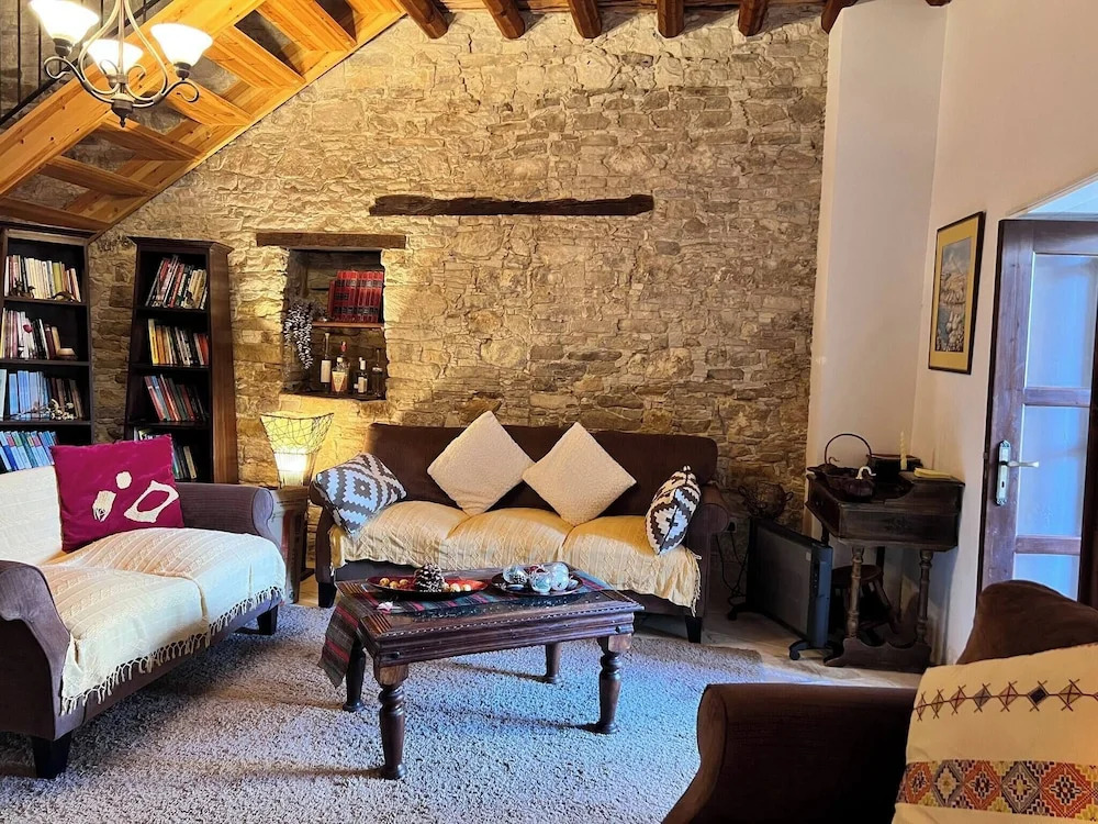 Charming 3-bedroom Cottage in Heart of Vasa Koilaniou