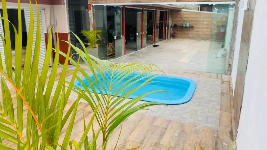 Lá casa de Cristal, Casa com piscina matinhos