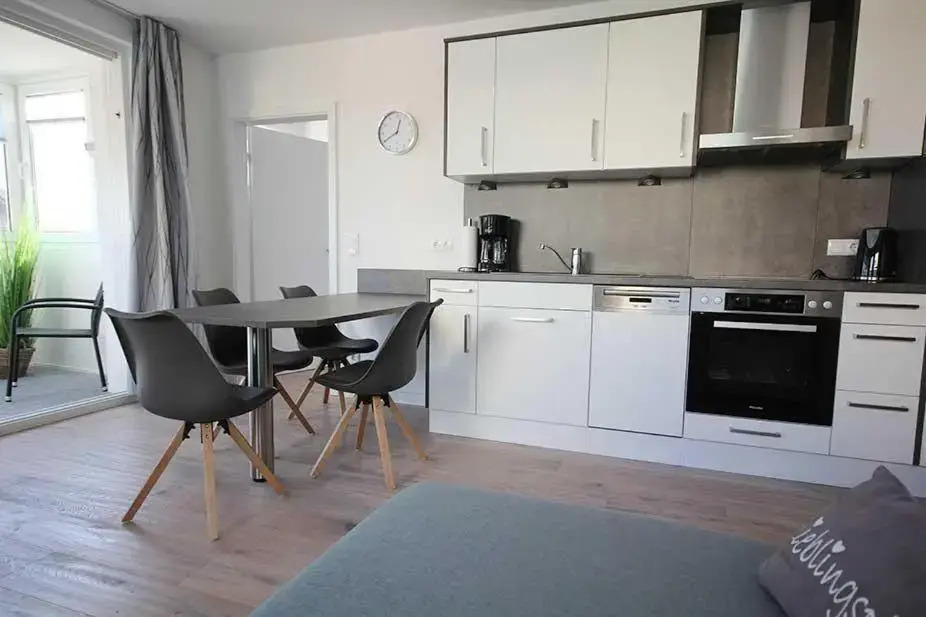 Grosse-Ferienwohnung-3-mit-Meerblick-und-Strandkorb-im-Haus-Seeluft-Duhnen