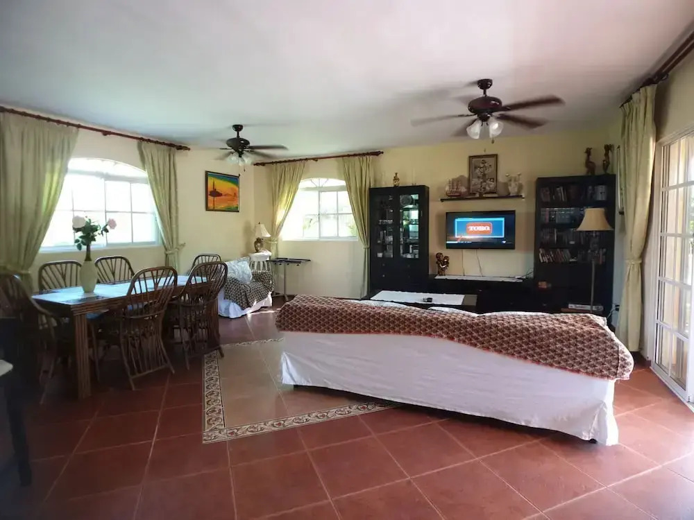 Great Privacy 3 Bedroom Villa Near the Beach