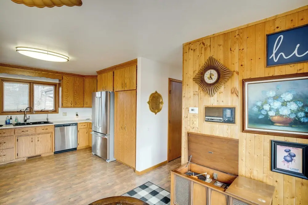 All-season Lodge 40 Acres: Walk to Elkhart Lake!