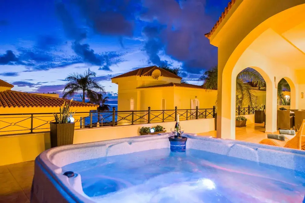 TROPICAL VILLA! Sea Front Terrace!