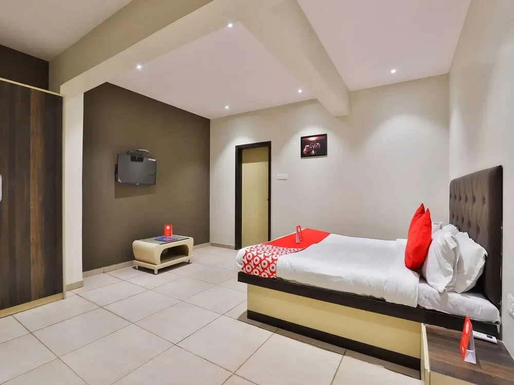 OYO 16122 Hotel Navya Palace