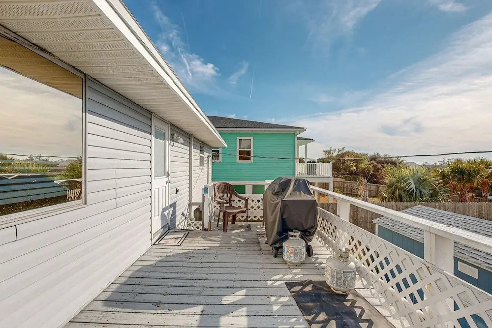 Serene 2-level Home With Wifi & Deck - Walk to Beach, 1 dog Welcome