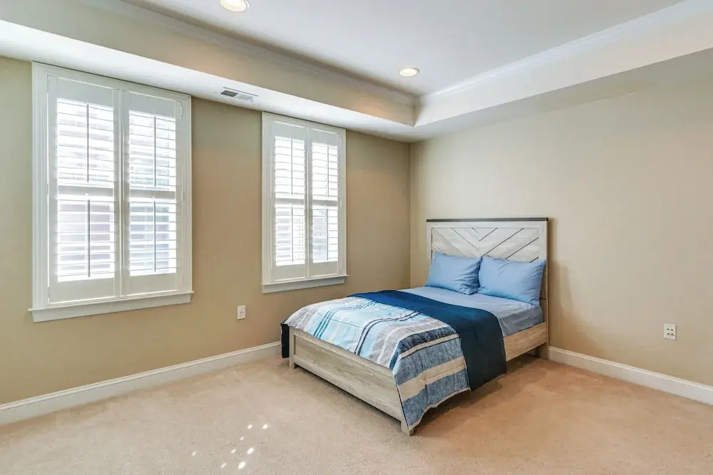 Modern 3BR Townhome 3 Mi to Dulles & Reston TC