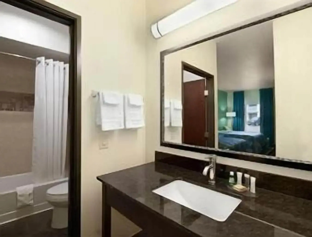 Super 8 by Wyndham Dilley TX