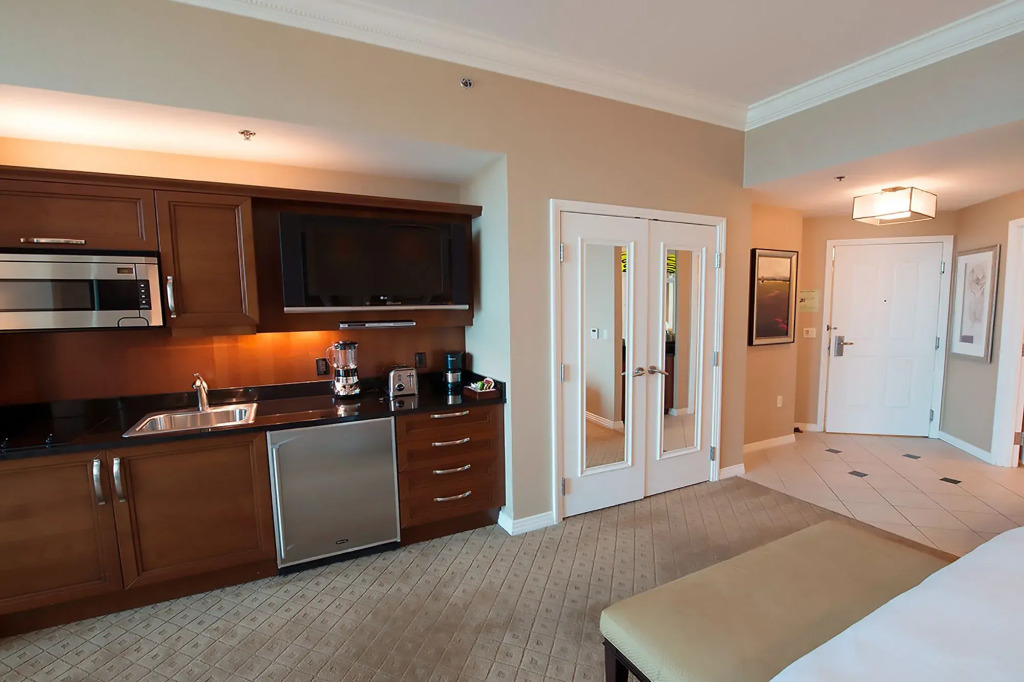 888 Two Bedroom Three Bath Suite at Signature Condo Hotel