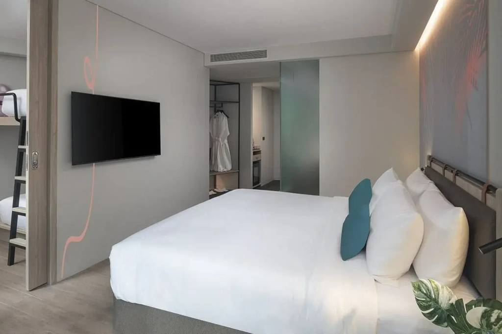 Отель JonoX Phuket Karon Hotel