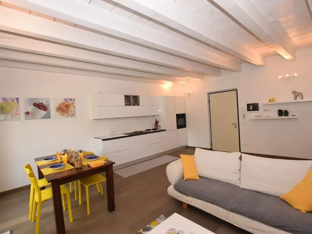 Elegant Holiday Home in Salò Near Lake Beach