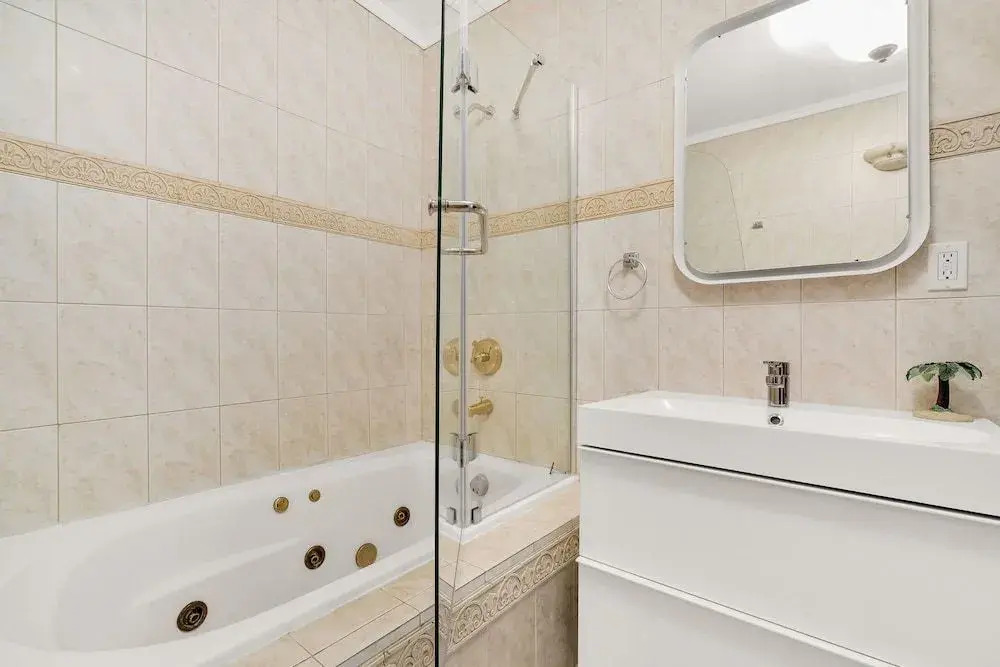 "Fantastic House 5min to Brickell w/ Pool & Tub".