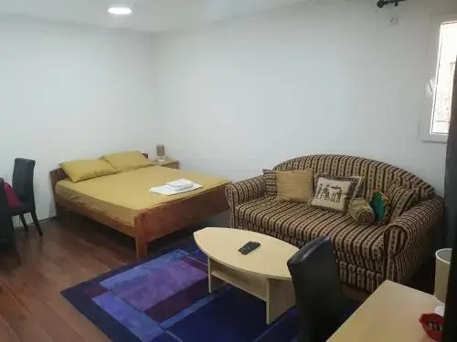 Apartments and Rooms L E F T RIVER Belgrade