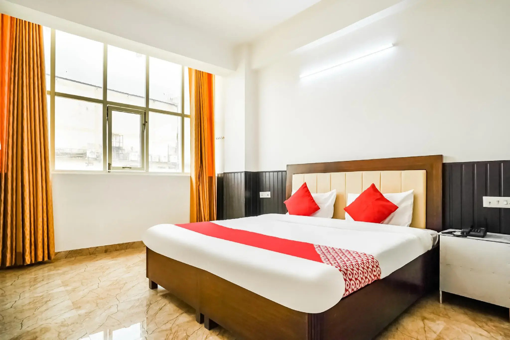 OYO 47011 Paramount Inn