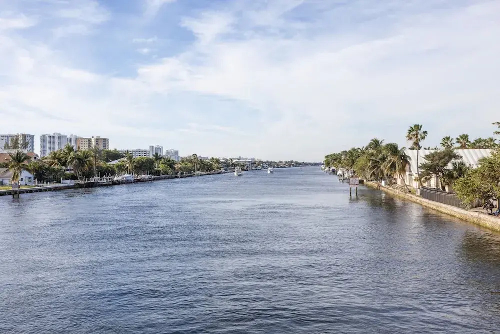 New Listing! Updated Beach W/ Sparkling Pool 1 Bedroom Condo
