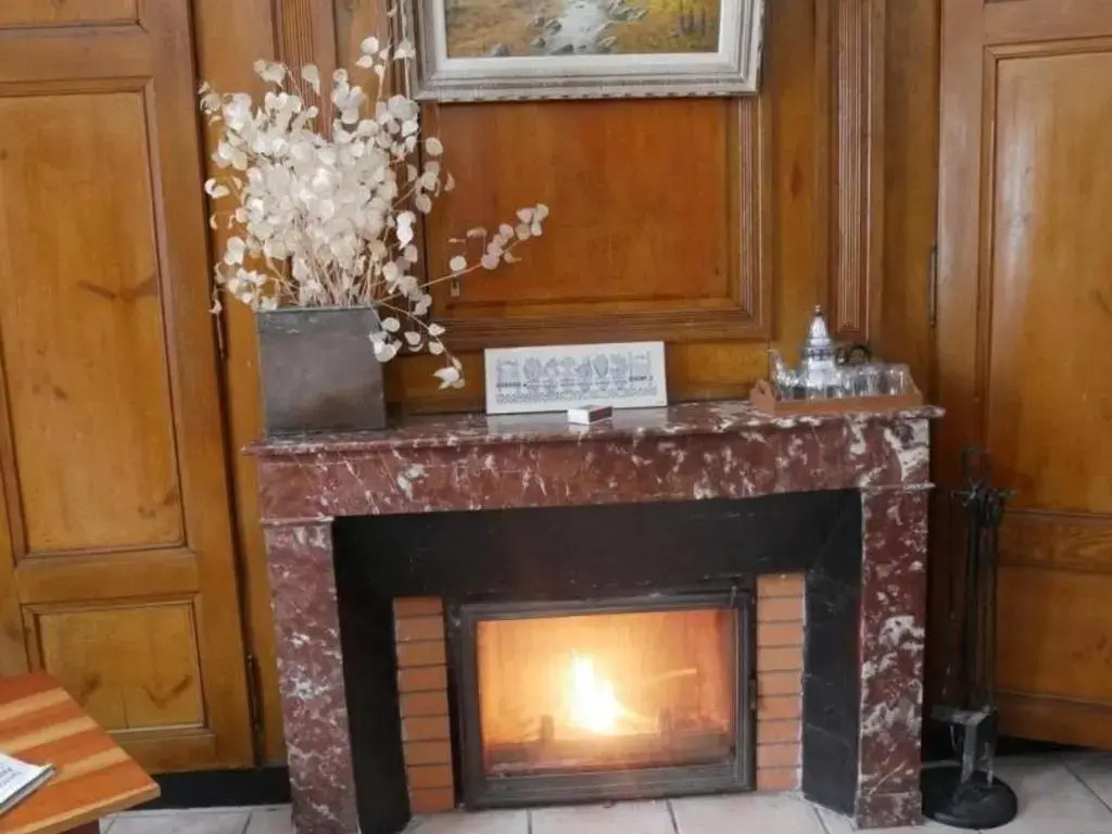 Gîte de caractère du XIIIe siècle avec cheminée et Wi-Fi - FR-1-496-55