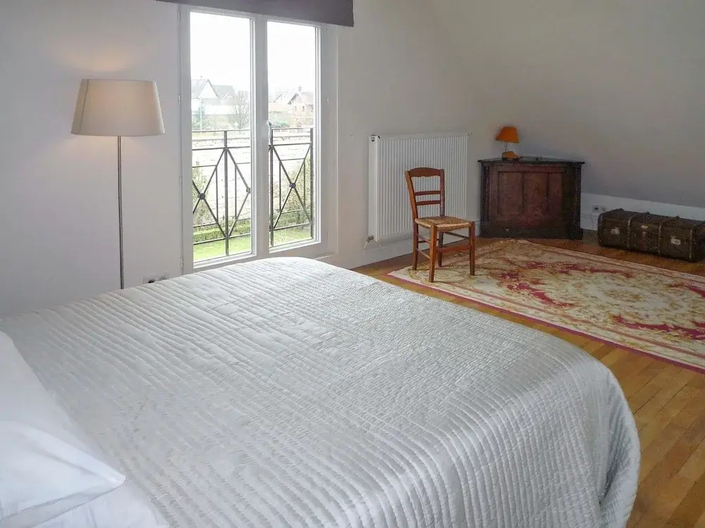 Beautiful Poissy Family Home With 5 Bedrooms, Large Garden and own Pon
