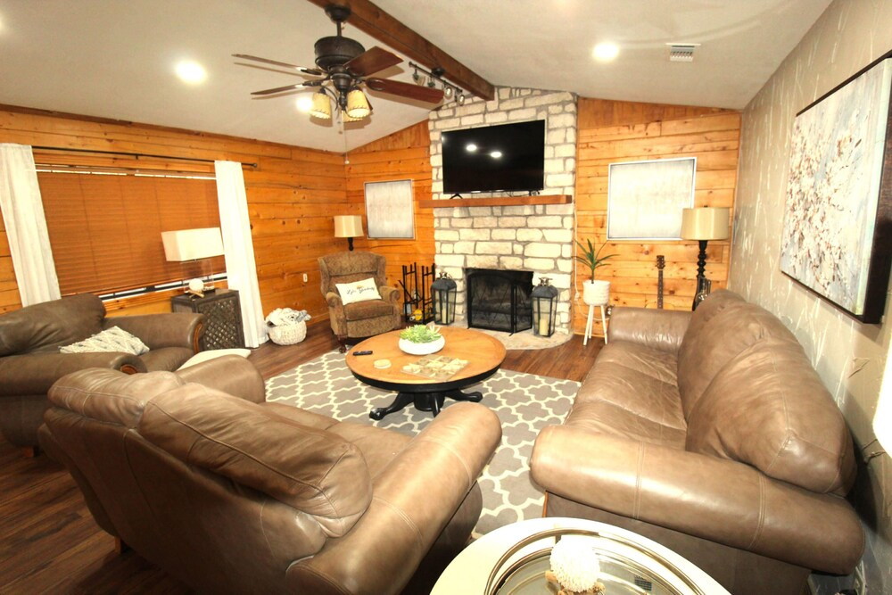Granbury Home w/ Waterfront Deck: 5 Mi to Downtown