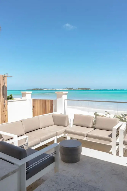 4 Bedroom Cable Beach Condo With Balcony