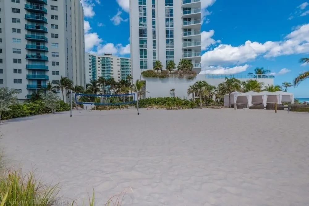 Hyde Beach House Luxury -resort 3 Bedroom Condo by RedAwning