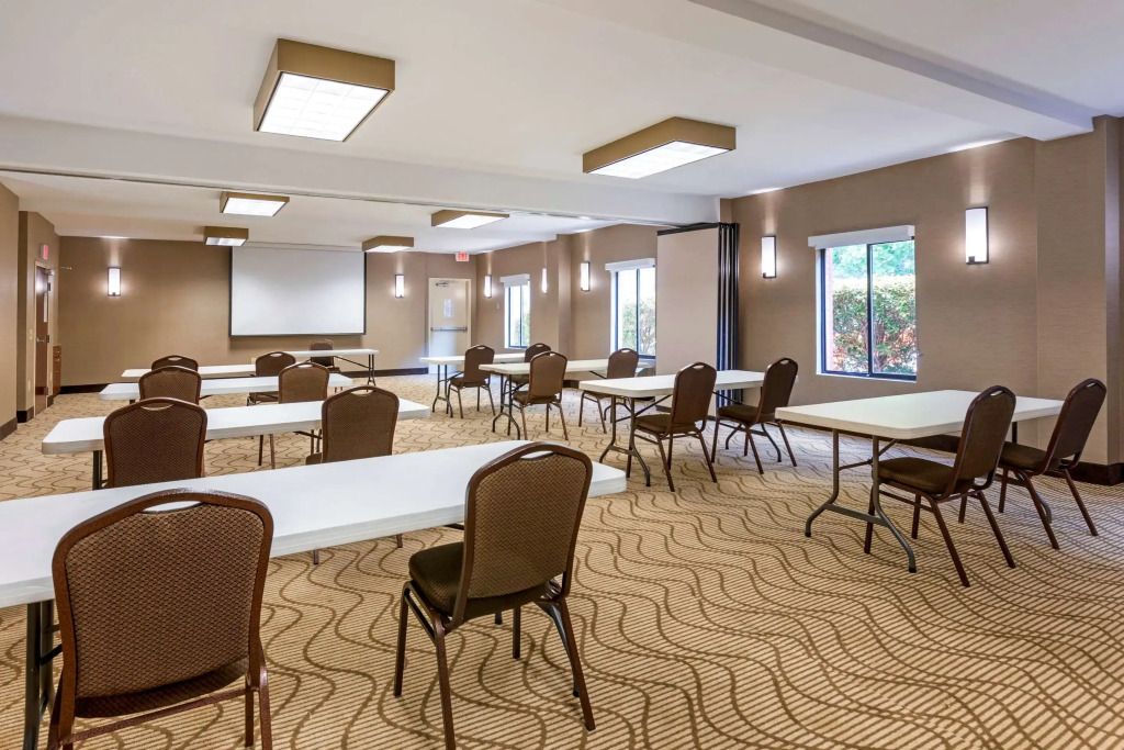 Comfort Inn & Suites Canton Riverstone Area