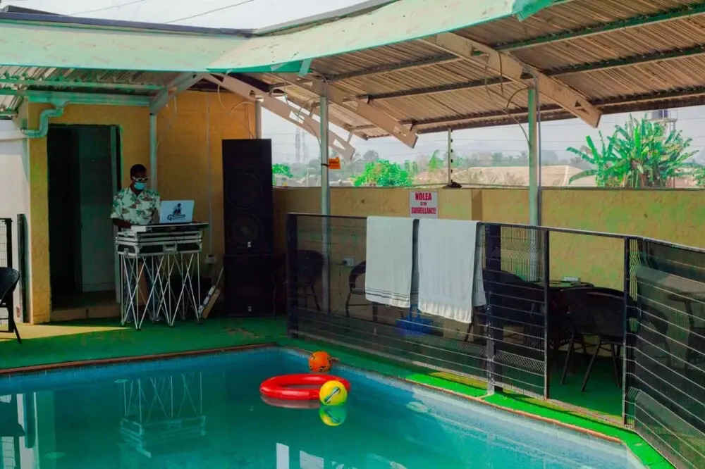 Ronkibog Crystal Hotel & Suites