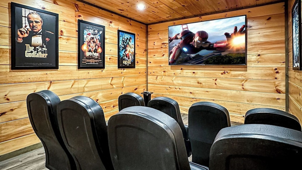 Smoky Horizon by Avantstay Game Room, Movie Theater, Deck w Hot Tub Views!