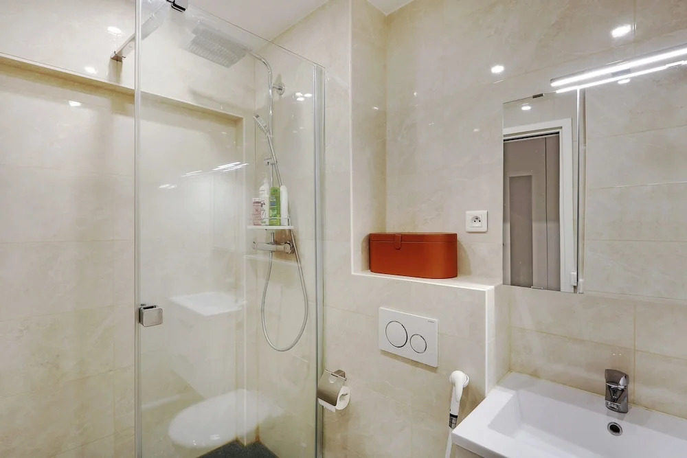 Modern Brunel Classic 1 Bed Apt With Balcony in Paris