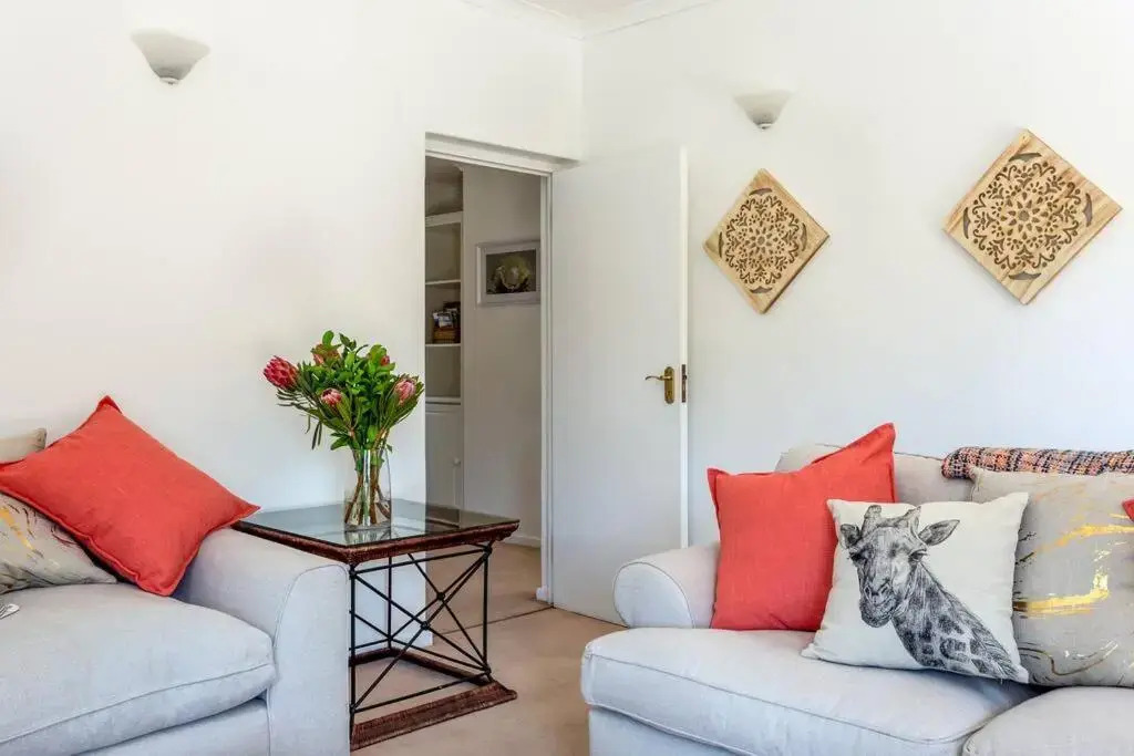 Beautiful 2 bed cottage along Constantia Wine route with pool