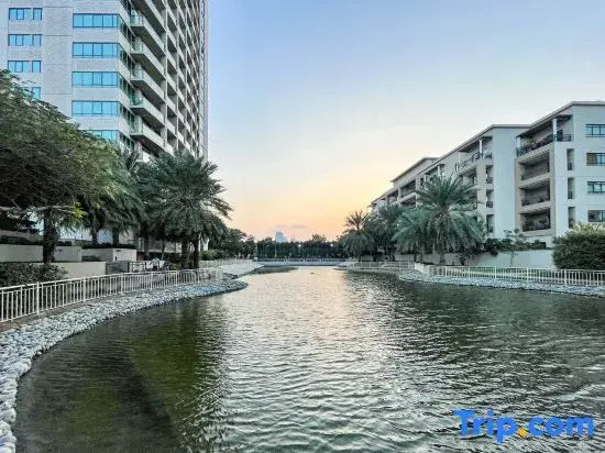 bnbme | Golf Course & Lake View Apt – Prime Stay