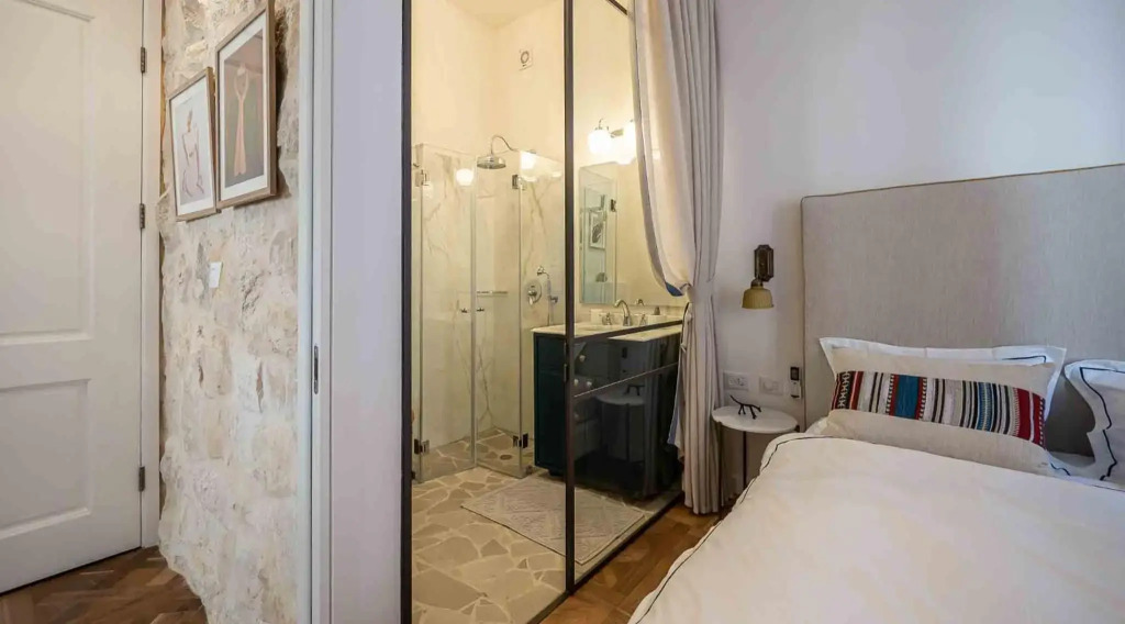 VELLER Shemaiah Apt #3