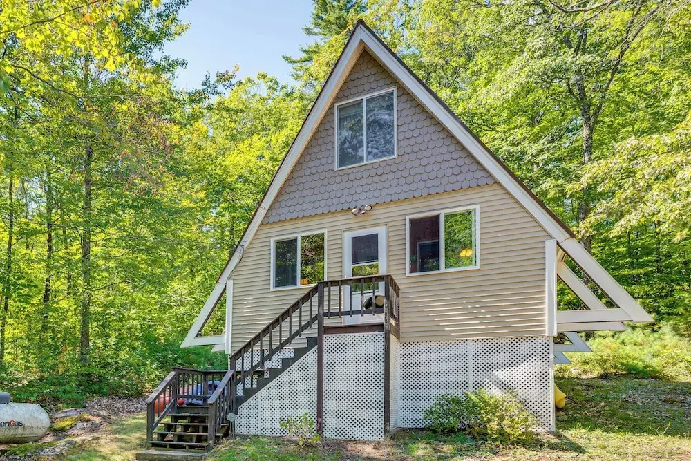 7 Mi to Ski Slopes! Cozy Madison Cabin w/ Fire Pit