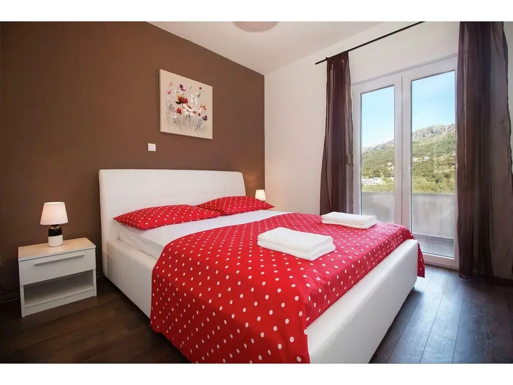 Modern 3 Bedroom Apartment, With 2 Bathrooms, Kitchen, Living Room and Airco
