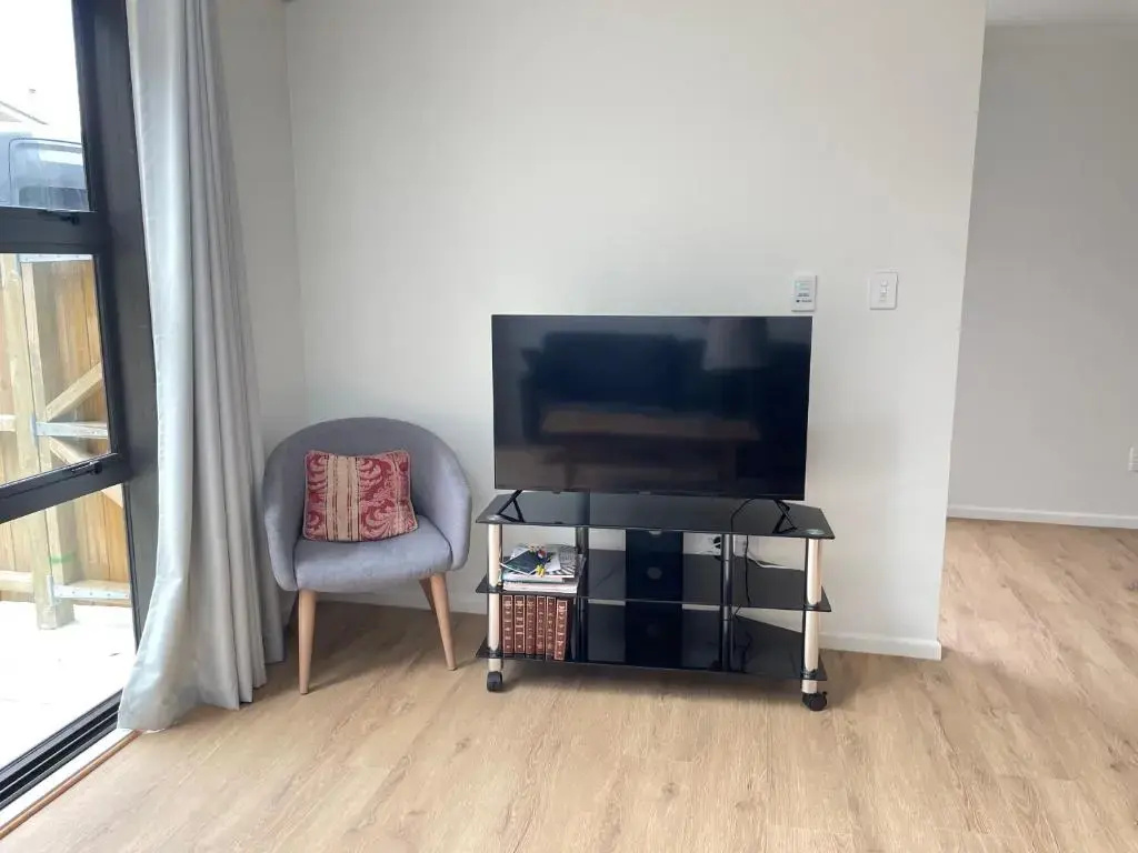 NO PARTY ALLOWED, Entire Brand New 3 bedroom townhouse, free unlimited fibre wifi and free parking
