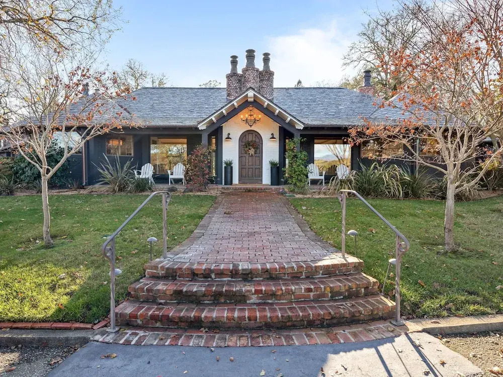 Incredible Gated Vineyard W/ Pool & Pub 3 Bedroom Home