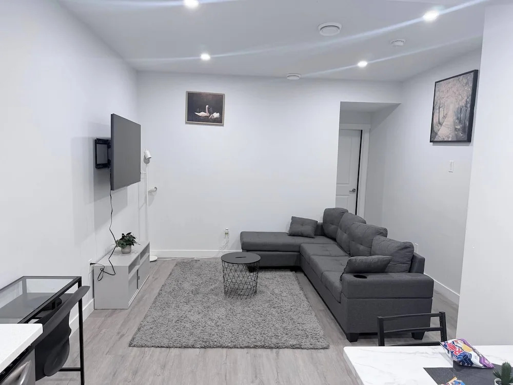 Charming Family-friendly House Rental in Edmonton