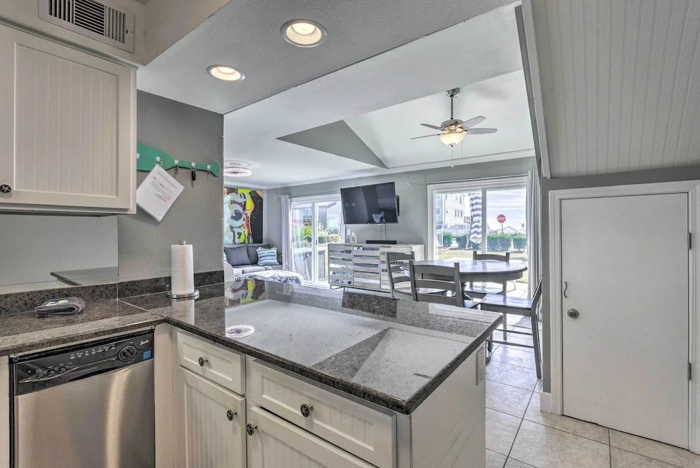 Vibrant Family Condo: 100 Feet to Private Beach!