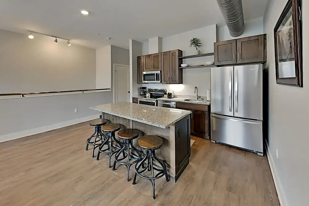 Chic : Walk To Dining, Shops, Entertainment 1 Bedroom Condo