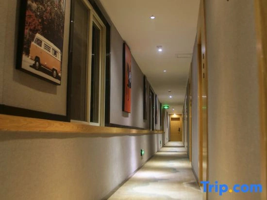 the L Hotel (Hongya Central Plaza Store)