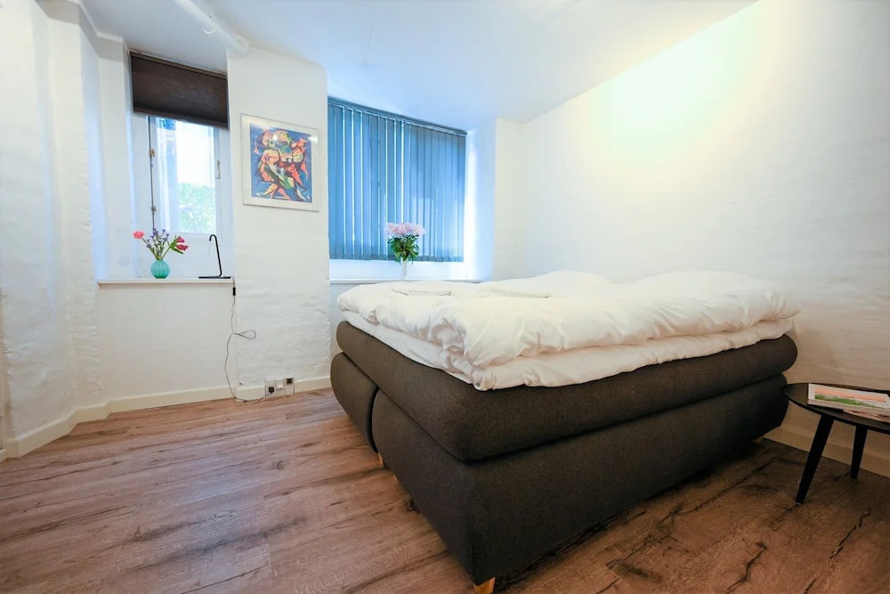 Lake - Pleasant 2-bdr Apt in City Center