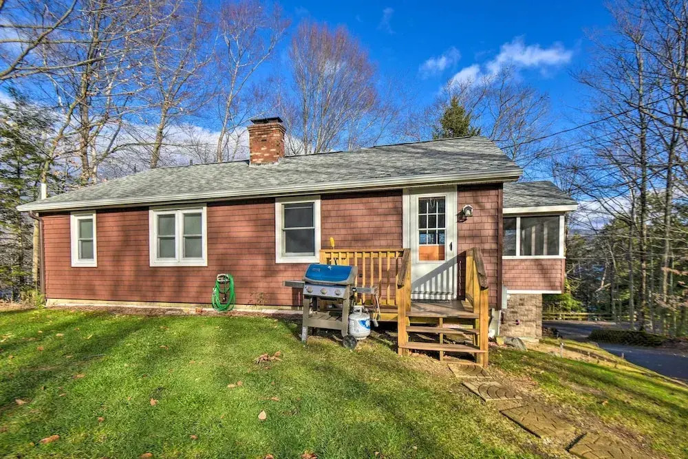 Updated Bristol Lakehouse w/ Kayaks & Beach Access